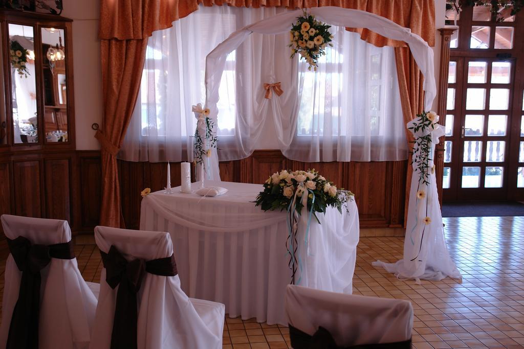 Koller Panzio Hotel Bonyhad ภายนอก รูปภาพ