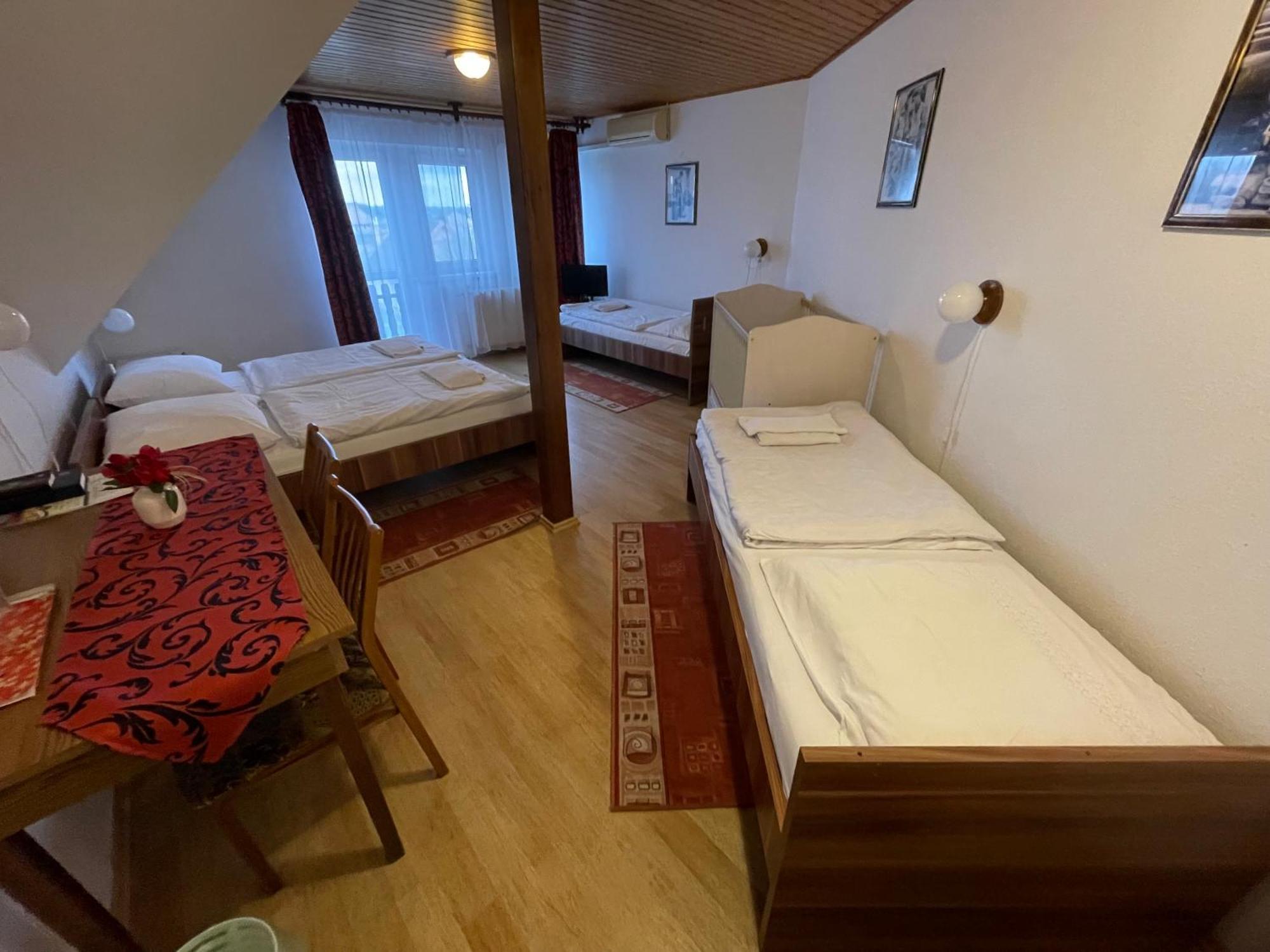 Koller Panzio Hotel Bonyhad ภายนอก รูปภาพ