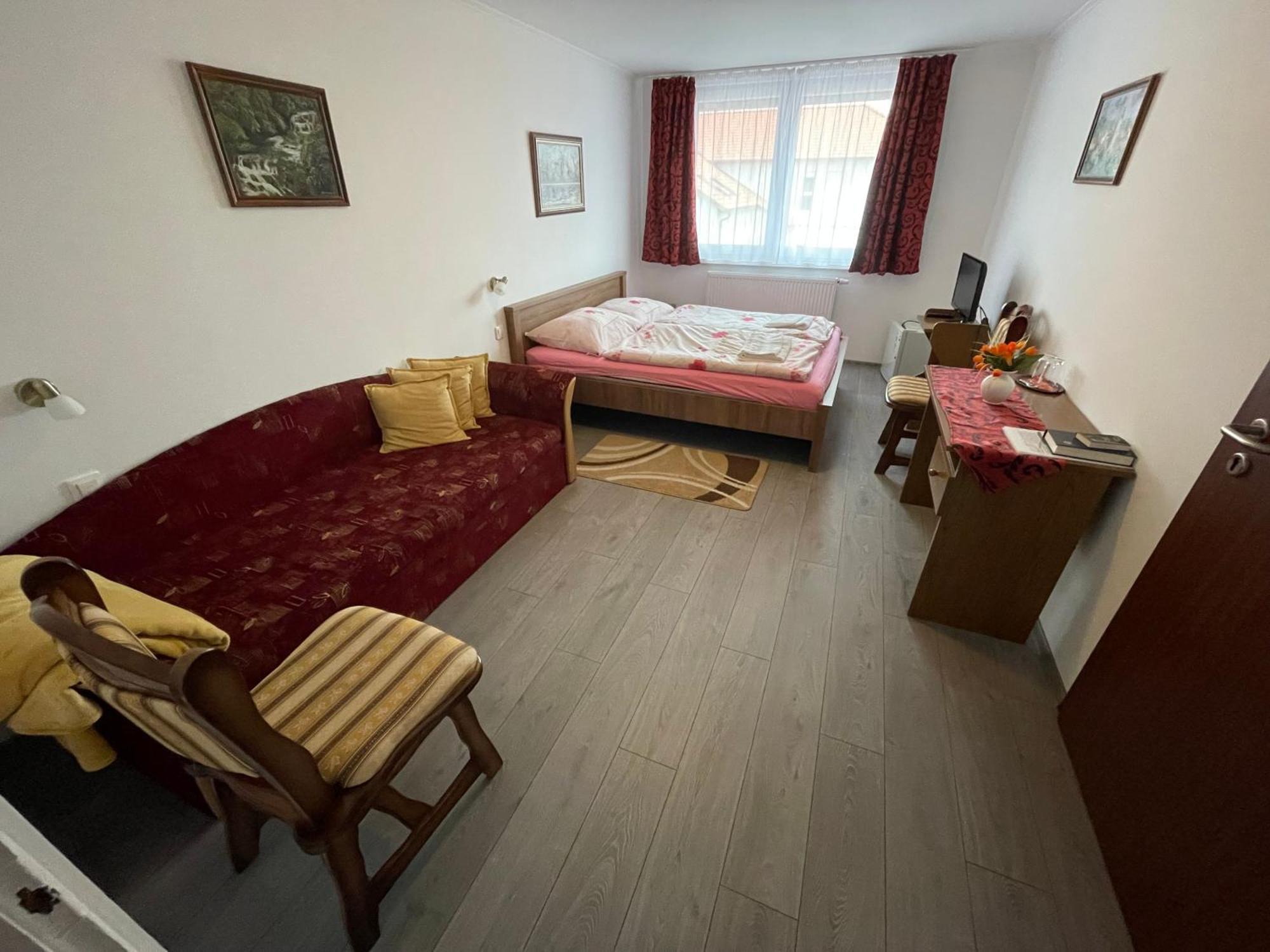 Koller Panzio Hotel Bonyhad ภายนอก รูปภาพ