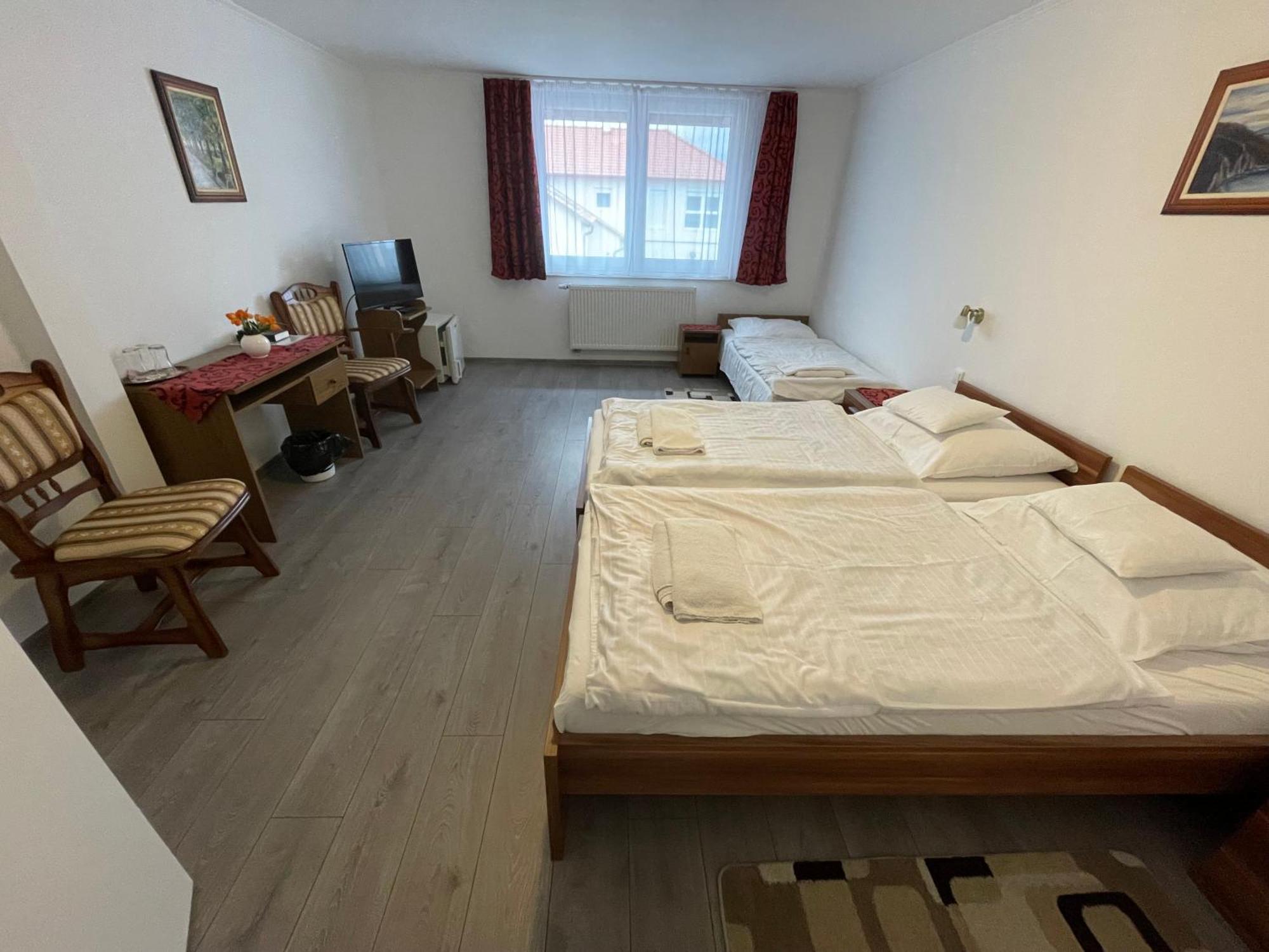 Koller Panzio Hotel Bonyhad ภายนอก รูปภาพ