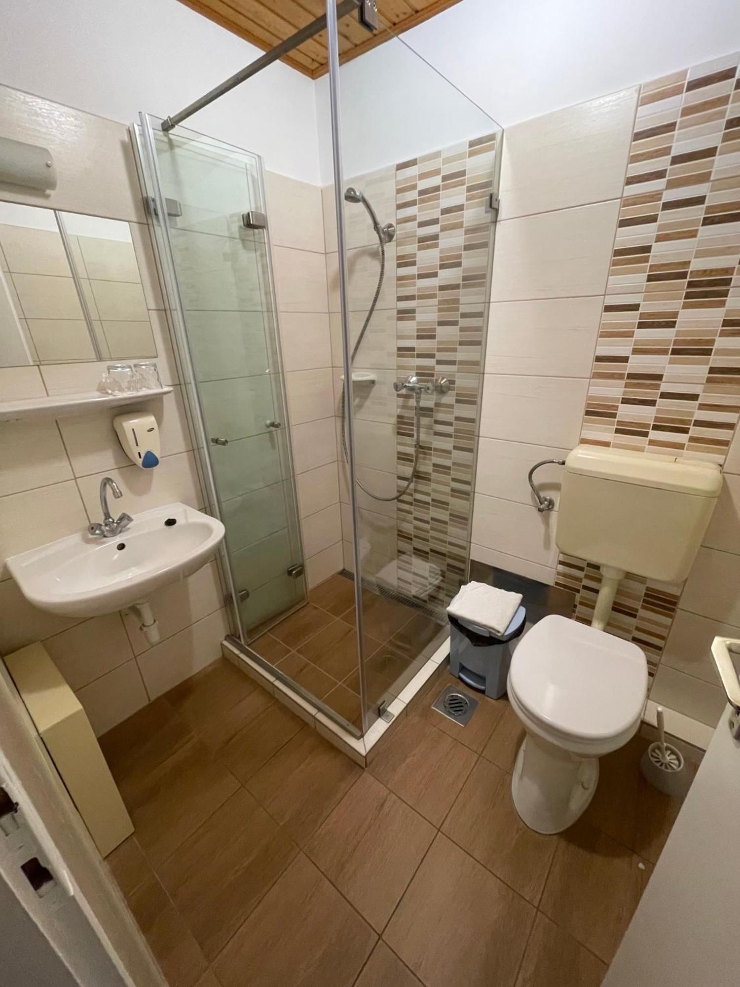 Koller Panzio Hotel Bonyhad ภายนอก รูปภาพ