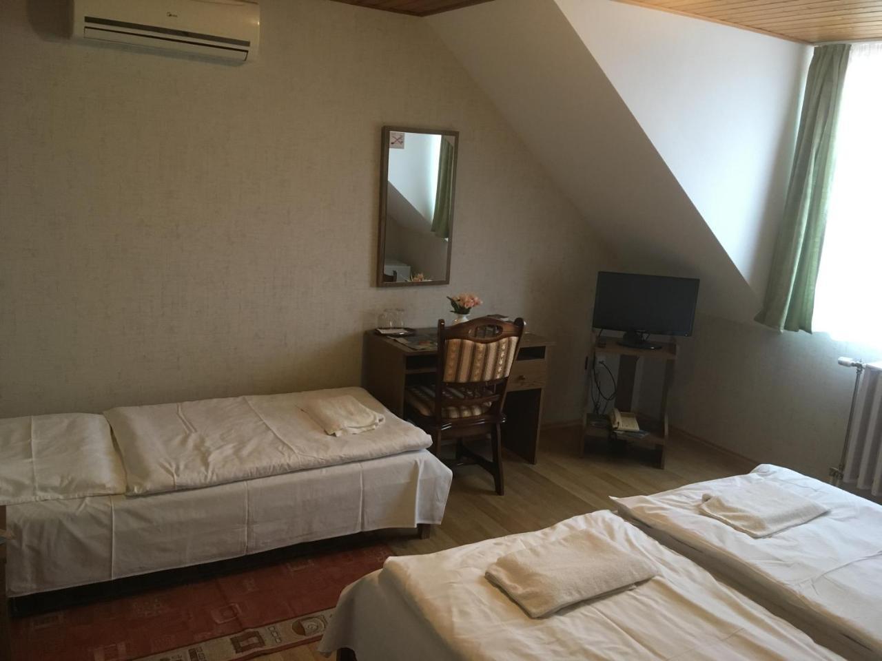Koller Panzio Hotel Bonyhad ภายนอก รูปภาพ